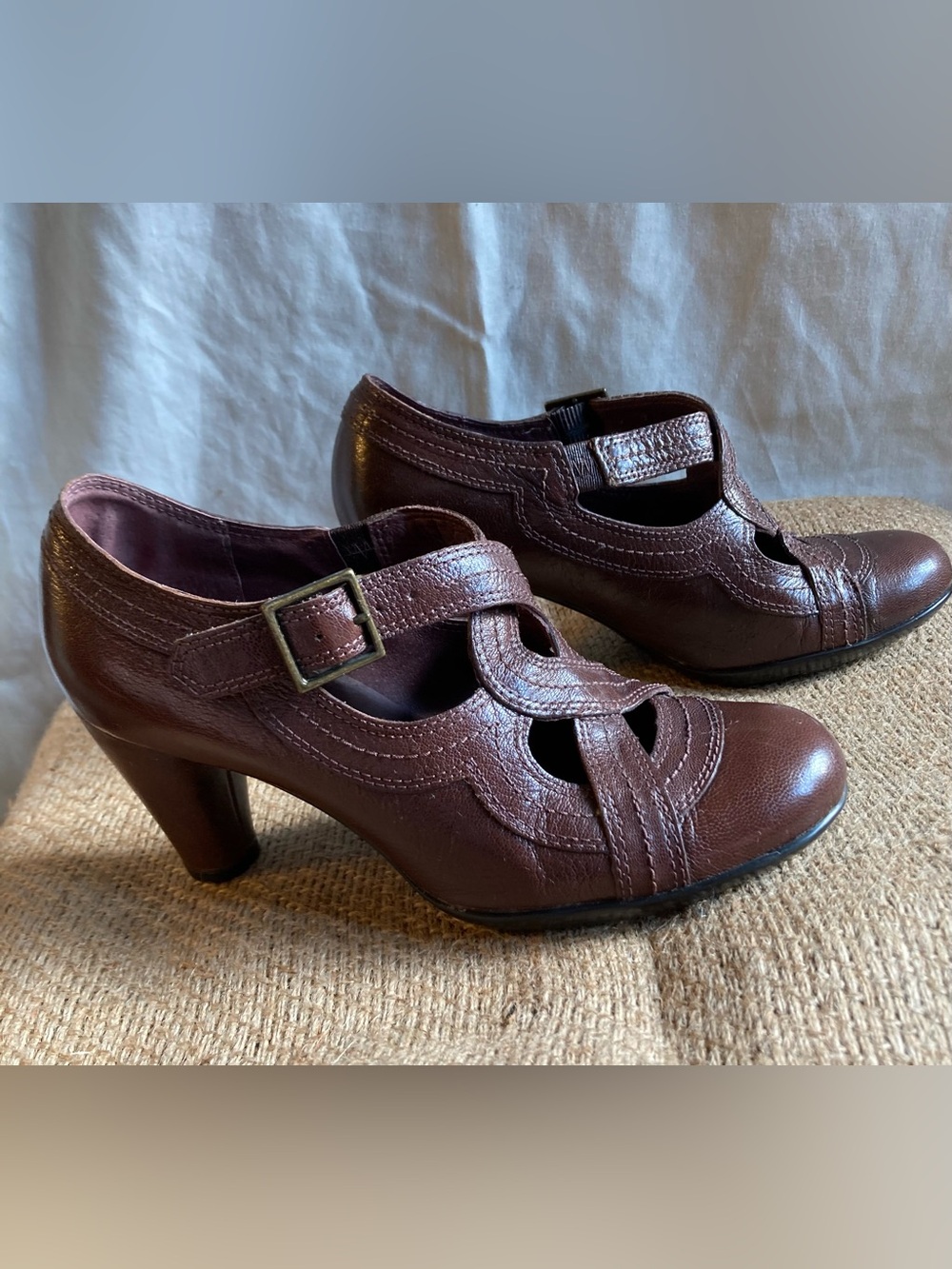 Vintage Brown Leather Mary Jane Heels - Picture 3 of 9